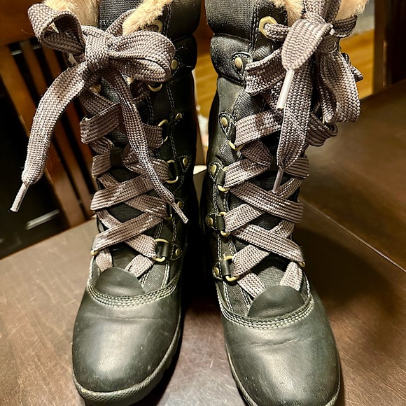 Gently worn Timberland's Mount Hope women's waterproof boots - Picture 4 of 4